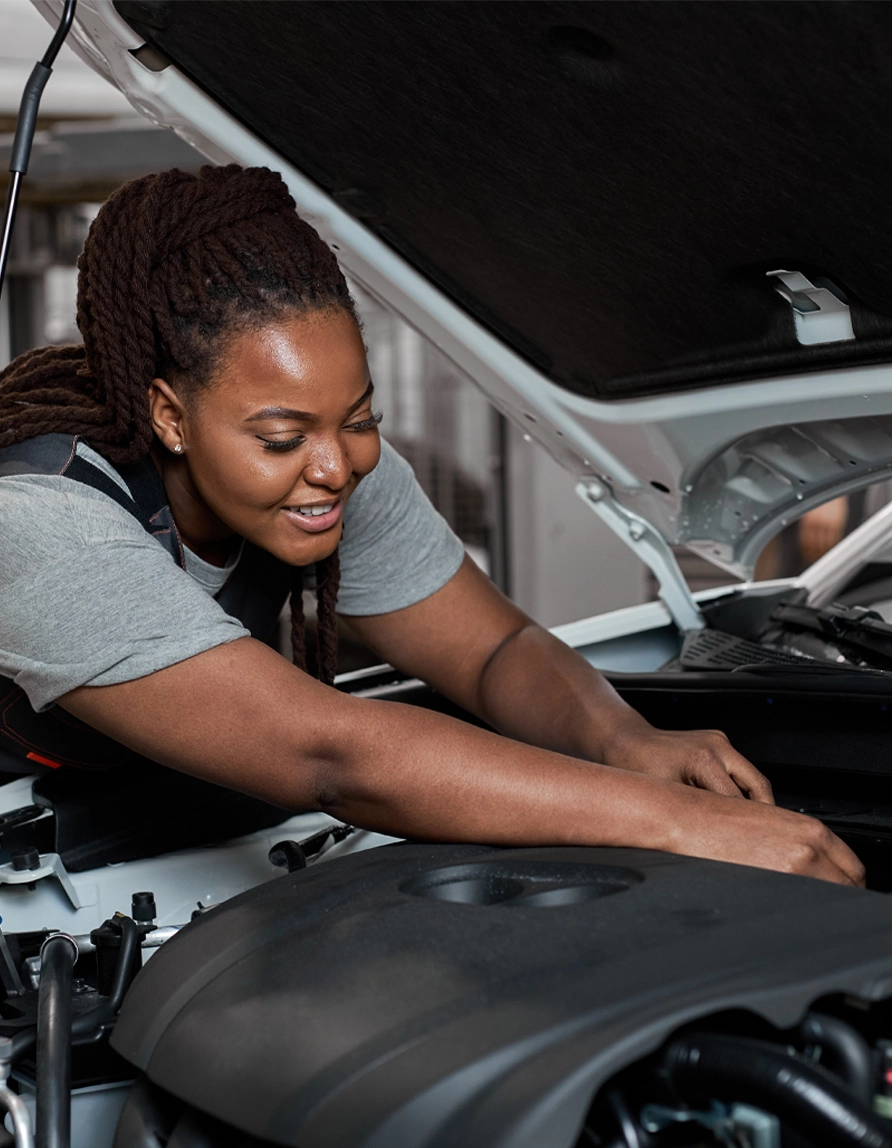 Femme qui répare moteur